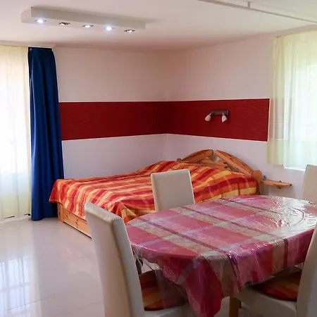 Magyar Apartmanhaz Iv. アパート ザラカロシュ